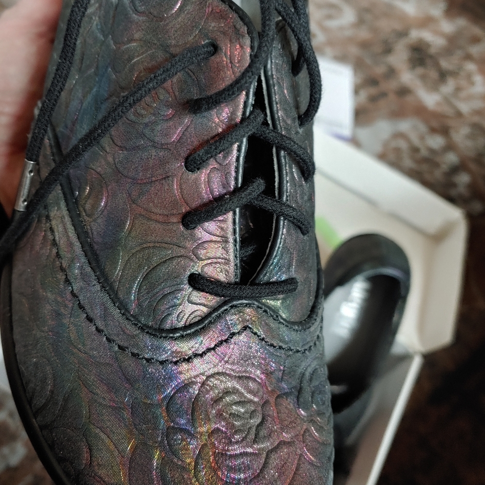 Shoes - Picture 2 of 6